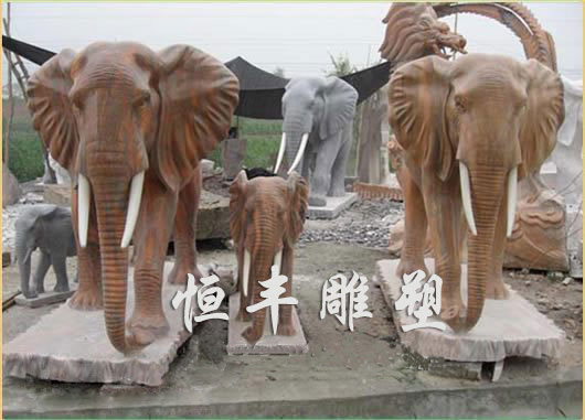 晚霞红石雕大象雕塑